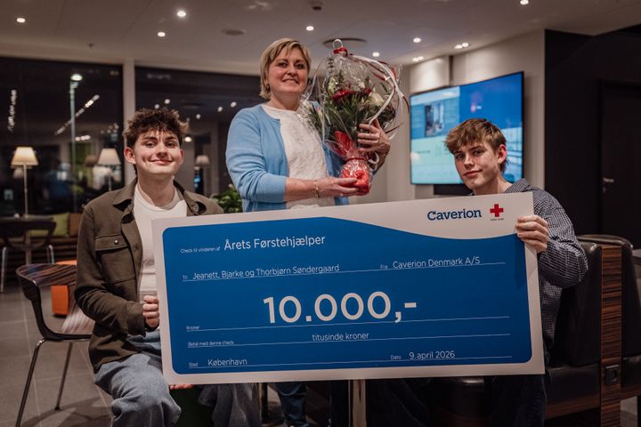 Jeanett, Bjarke og Thorbjørn Søndergaard med præmien efter de blev kåret som Årets Førstehjælper 2026