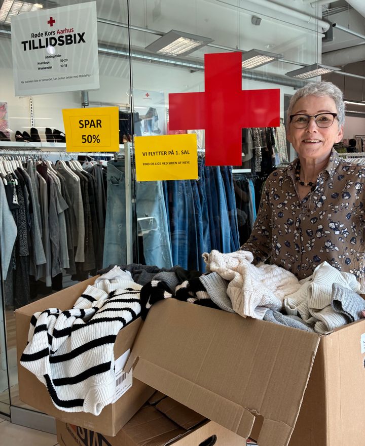 Frivillig butiksleder Trine Ellen Spohr mærker stor opbakning til Røde Kors genbrugsbutikken i Bruuns Galleri.