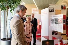 På udstillingen findes også et billede af et frimærke med en tegning af Kongen som spæd sammen med sine forældre.