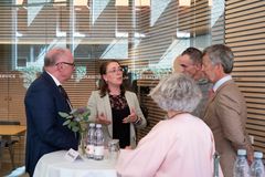 Kongen talte med frivillige fra Røde Kors: Camilla Buur, frivillig våger og lokalformand i Røde Kors i Herlev og Loke Møller Hansen, Røde Kors Parathjælper i Horsens