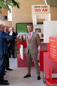 Kongen blev vist rundt på udstillingen af generalsekretær Anders Ladekarl.