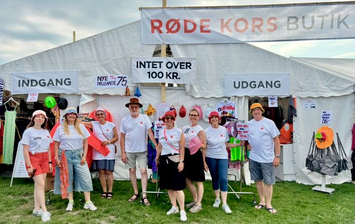 Frivillige står igen klar med billige, festivalrelevante varer i alle musikdagene under årets Roskilde Festival