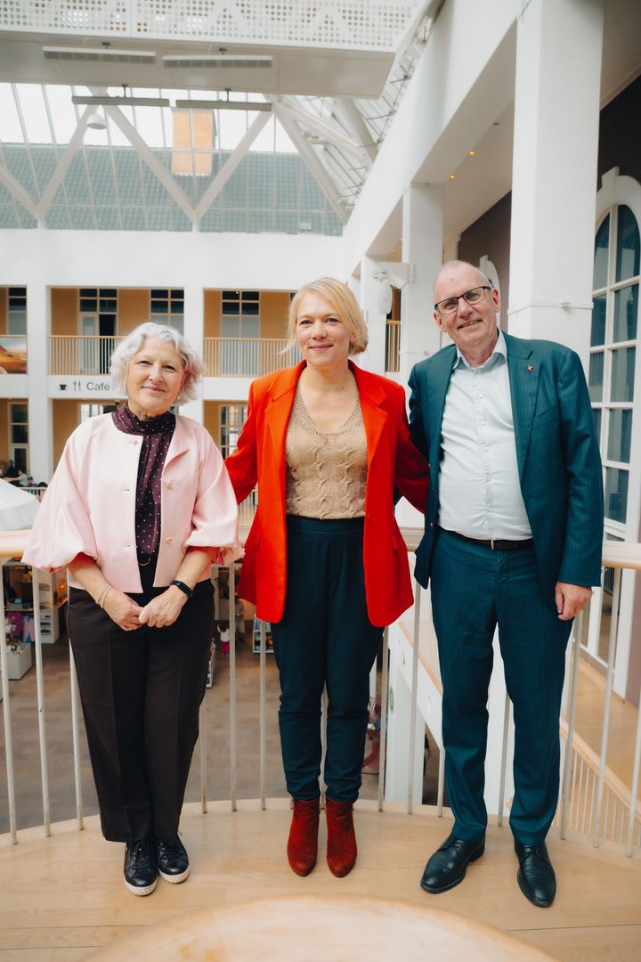 En formel rolle til civilsamfundets organisationer i Danmarks totalberedskab anerkender, at civilsamfundet ikke er et supplement, men en nødvendig del af Danmarks samlede totalberedskab, siger præsident for Røde Kors, Jette Runchel (t.v.), her sammen med minister for samfundssikkerhed og beredskab, Lisbeth Bech-Nielsen og generalsekretær i Røde Kors, Anders Ladekarl.