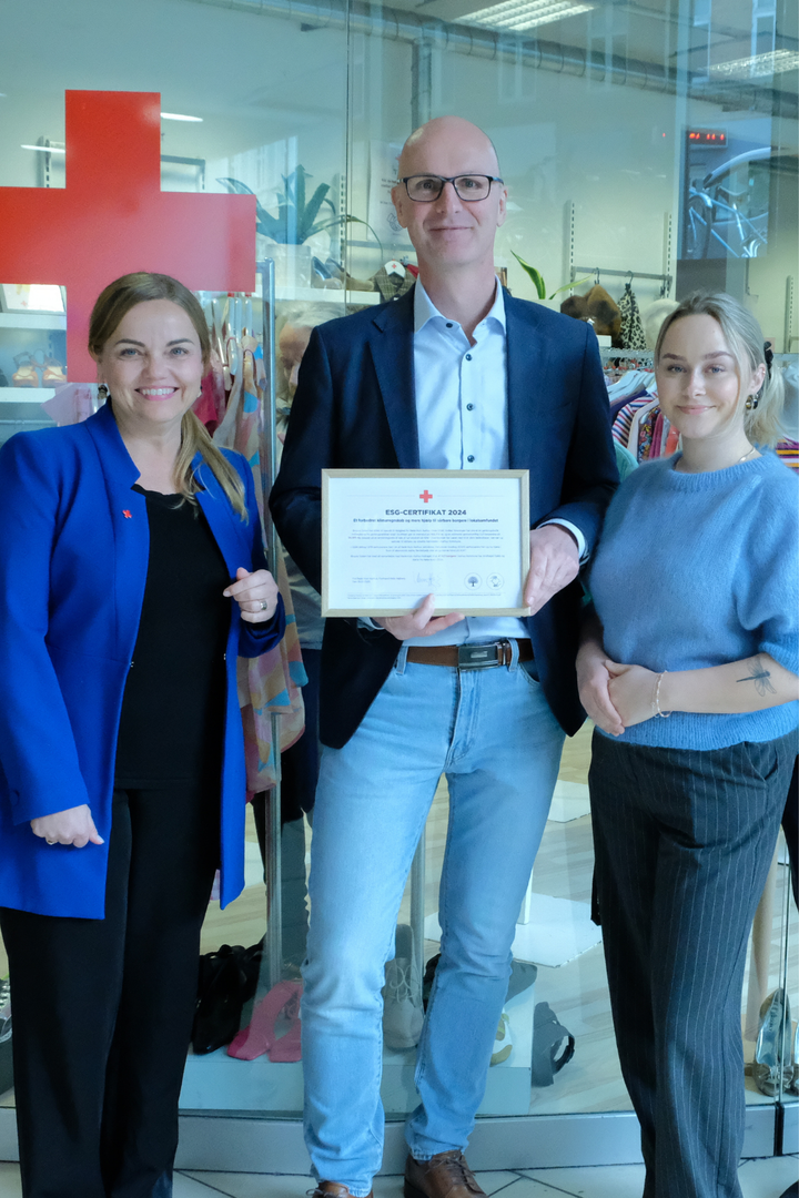 Claus Brændgaard, Regional Center Manager og Regitze Kristensen, marketing officer (t.h.), begge fra Bruuns Galleri sammen med Henriette Andersen, sekretariatsleder foran Røde Kors-butikken Bruuns Galleri.