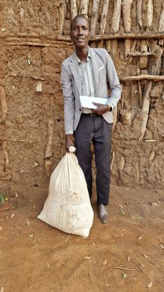 Ildsjælen Thabor Puok Klek med en ud af mange sække ris, som han og gruppen af småbønder har dyrket i staten Upper Nile i Sydsudan