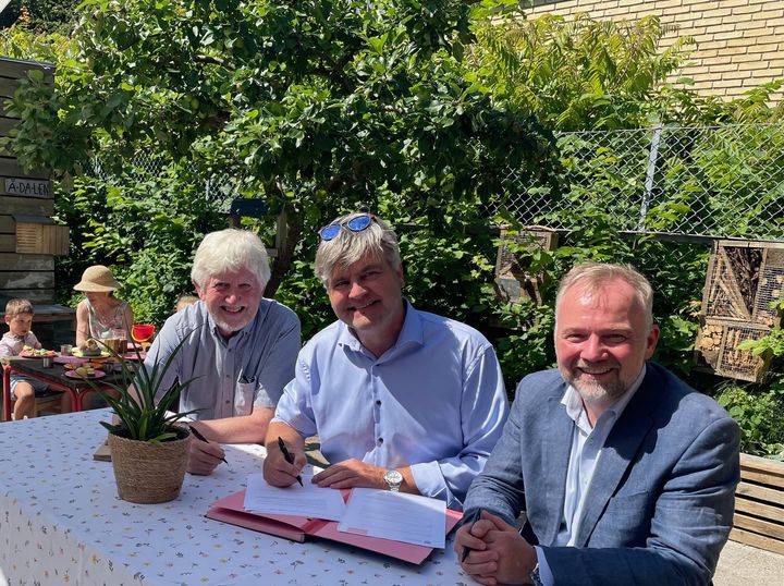 Kontrakten blev underskrevet på Ådalens legeplads i smukt sommervejr. Fra venstre er det udvalgsformand Per Frost Henriksen, borgmester Thomas Lykke Pedersen og vicedirektør Steffen Raun Fjordside, Børns Vilkår.