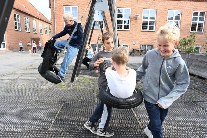 Legende børn  i skolegård