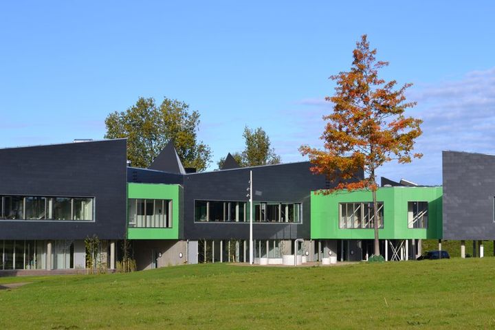 Foto af Fredensborg Skole, hvor 8-9'eren får base