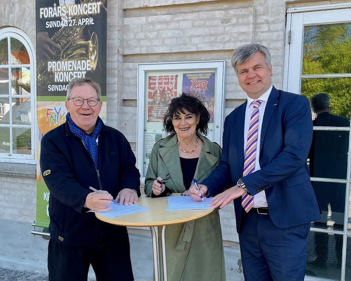 Foto af Poul Juul, Ulla Hardy-Hansen og Thomas Lykke Pedersen som underskriver den nye aftale foran Fredensborg Gamle Bio