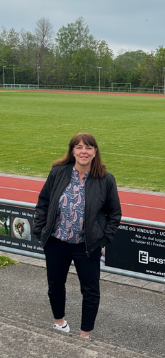 Charlotte Sander ved banen på Fredensborg Stadion