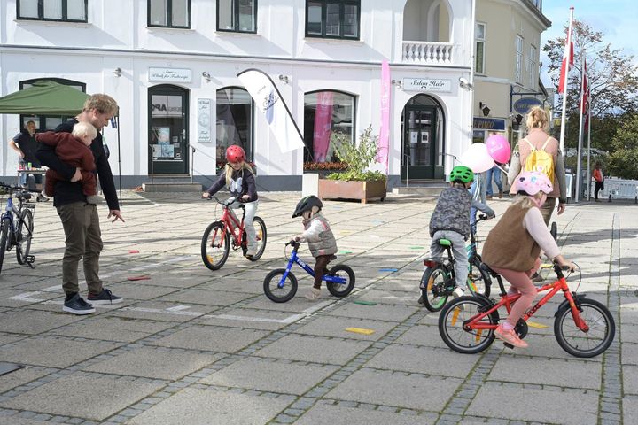 Foto af små børn på cykler