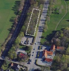 De nye parkeringspladser bliver placeret i det areal, som er markeret med den stiplede linje.