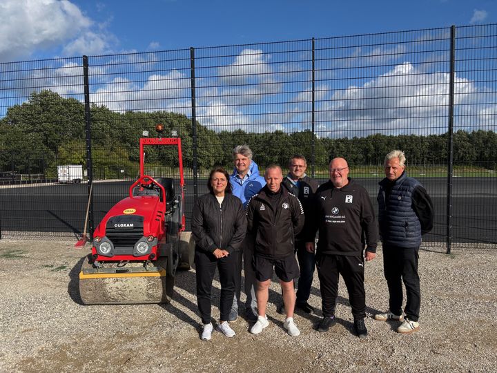 Repræsentanter fra Nivå-Kokkedal Fodboldklub og Fredensborg Boldklub, borgmester og udvalgsformand glæder sig til at banerne snart står færdige. Fra venstre på billedet ses Charlotte Sander, Thomas Lykke Pedersen, Kim Nielsen (Nivå Kokkedal Fodbold), Kenneth Kristensen (Fredensborg BK), Ralf Antonsen (Fredensborg BK) og Flemming Lauenborg (Topsport)