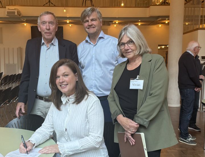 På billedet ses fra venstre Erik Daugaard Jensen, der er formand for Ældre Sagen Fredensborg, udvalgsformand Louise Mehnke, borgmester Thomas Lykke Pedersen og Vivian Barnekow, som er næstformand for Ældre Sagen Fredensborg.