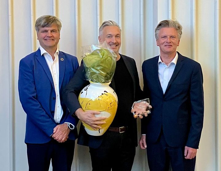 Fra venstre ses borgmester Thomas Lykke Pedersen, CEO Rune Bak Jensen og udvalgsformand Lars Søndergaard