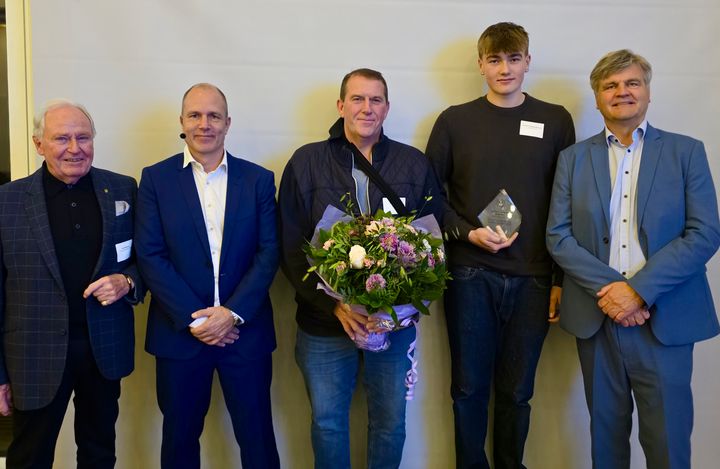 Fra venstre ses John Hemming, udvalgsformand Jesper Tvilde, Tonny Nielsen (medejer af Kathøj Kloakservice), Kristian Lindberg Sørensen og borgmester Thomas Lykke Pedersen