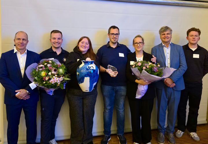 På billedet ses Carsten Friborg og hans hustru Patricia Vindal (nummer 4 og 5 fra venstre), sammen med medarbejdere fra REMA 1000, samt udvalgsformand Jesper Tvilde og borgmester Thomas Lykke Pedersen