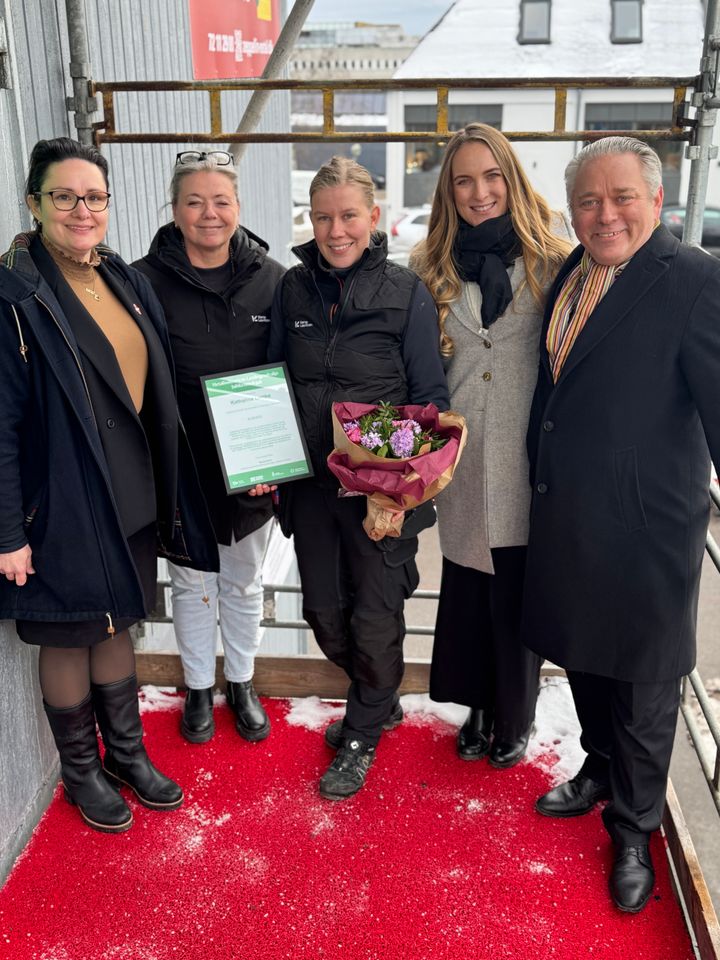 Elektriker Kathalina Lemke modtog Metalindustriens Lærlingsudvalgs Jubilæumslegat.