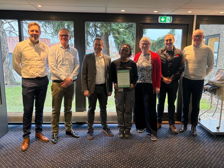 Det var en rørt og overrasket Samahir, som modtog Metalindustriens Lærlingeudvalgs Jubilæumslegat.