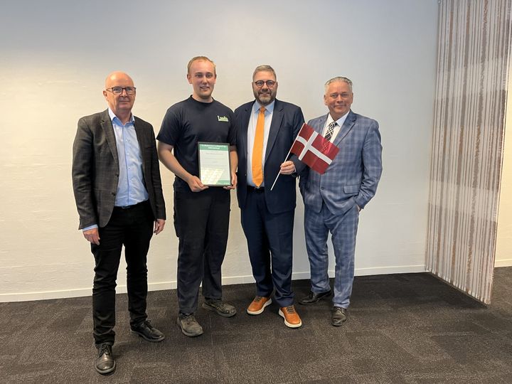 Klejnsmeden Simon Malmberg Christensen modtog torsdag Metalindustriens Lærlingeudvalgs Jubilæumslegat på 10.000 kroner.