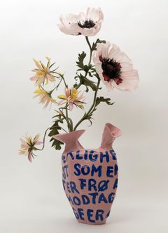 Rie Elise Larsen,  'At give er at modtage', 2024. Håndlavet vase med papirblomster. Vase i genbrugspap, papmaché samt med lag af frø. Blomster i crepepapir.