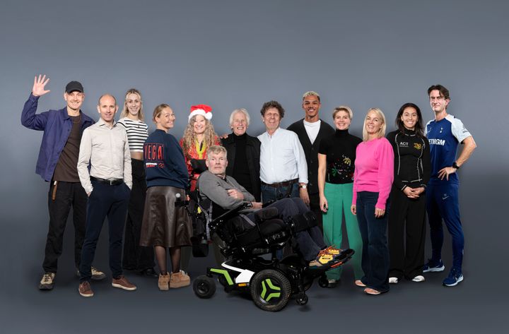 Her%20er%20de%20fantastiske%20pyntere%2C%20som%20st%E5r%20bag%20de%2012%20juletr%E6er%2C%20der%20%20er%20til%20salg%20p%E5%20%E5rets%20juletr%E6sauktion%20for%20Ungdommens%20R%F8de%20Kors.%20Byd%20med%20p%E5%20luksusvarer%2C%20kunst%2C%20personlige%20artefakter%2C%20merchandise%2C%20oplevelser%20og%20meget%20mere%20hos%20Bruun%20Rasmussen%20frem%20til%2017.%20december.