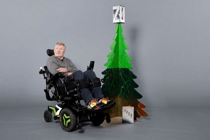 Street art-kunstneren ZUSA har skabt et unikt juletræ til den årlige juletræsauktion hos Ungdommens Røde Kors.