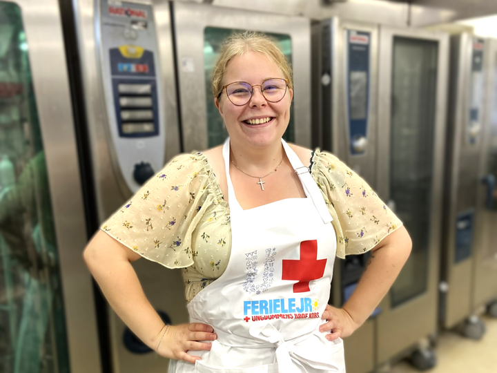 Sofie Lundtofte er også kendt som Super-Sofie. Et kælenavn, hun fik som barn på Ferielejr, og som hænger ved, nu hvor hun er frivillig i køkkenet.