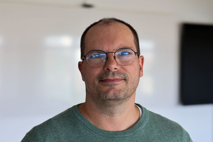 Jan Lemnitzer, adjunkt på Institut for Digitalisering på Copenhagen Business School, advarer om at Danmark er sårbart over for cyberangreb, indtil nye EU-regler er implementeret.