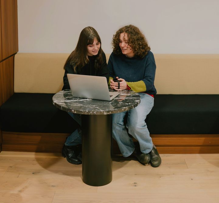 ”Vi har udråbt Z’erne til at være generationen, der skal redde os fra en dyster fremtid med klimakrise og geopolitiske spændinger. Så skal de også være med til at udfordre og udvikle nye måder at organisere arbejdslivet på,” siger Peter Holdt Christensen.