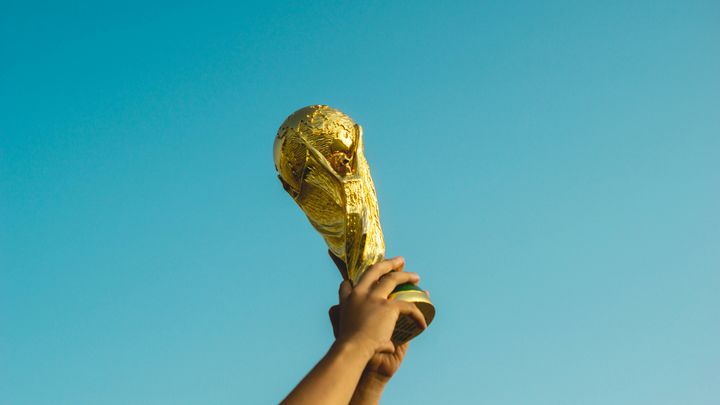 Mens andre står til at tabe, forventes FIFA med sin nye udvidede forretningsmodel at sætte ny rekord i indtjening. Og politisk forsøger organisationen nærmest at fremstå som et alternativ til FN.