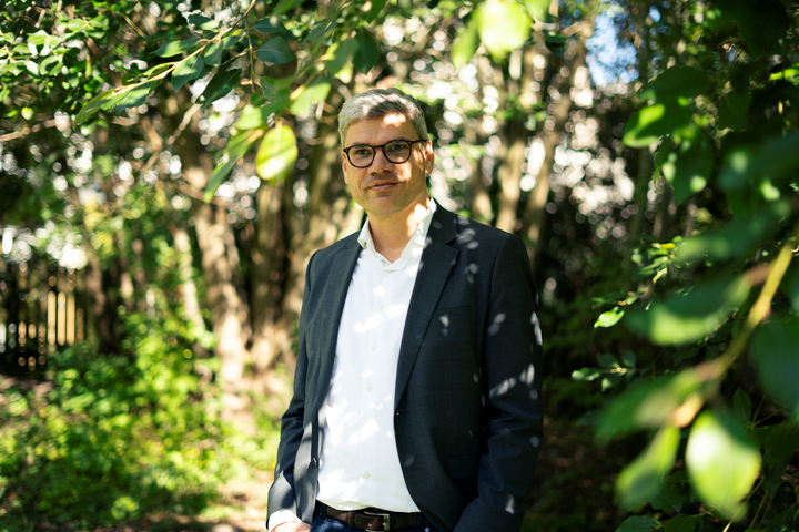 Andreas Rasche, som forsker i bæredygtighed, har været professor på CBS siden 2012. Som ny prodekan for grøn omstilling skal han bringe resultaterne fra 120 af universitetets grønne forskere ud i samfundet.
