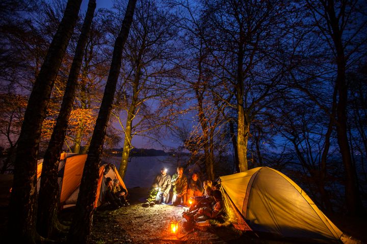 Nat i Naturen henvender sig til alle – fra de yngste børn til de mest erfarne naturentusiaster. Uanset om du begiver dig ud i skoven, haven eller blot på altanen, er der en oplevelse for dig. Det er en unik chance for at udforske nataktive dyr, sove i hængekøje eller blot være sammen omkring et bål.
