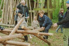 Mere end 3.500 børn og voksne deltog i Spejderdag den 10. maj, hvor spejdergrupper over hele landet inviterede familier med ud i naturen til leg, fællesskab og oplevelser under åben himmel. Her fra spejderne i Rødovre.