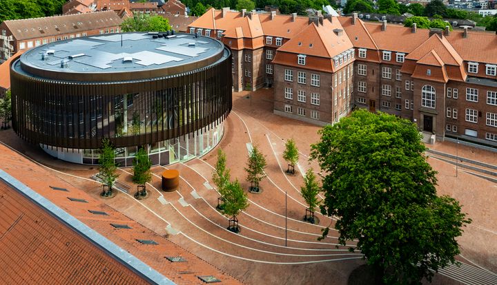 I Aarhus omdanner Forskningsfondens Ejendomsselskab FEAS i samarbejde med Aarhus Universitet det tidligere Aarhus Kommunehospital til det nye bæredygtige campus Universitetsbyen. Rambøll er bygherrerådgiver og tovholder for den samlede process, hvor de oprindelige bygninger fra 1930’erne og 1950’erne ombygges og renoveres til blandt andet forskningsfaciliteter og studieboliger.