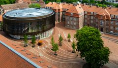 I Aarhus omdanner Forskningsfondens Ejendomsselskab FEAS i samarbejde med Aarhus Universitet det tidligere Aarhus Kommunehospital til det nye bæredygtige campus Universitetsbyen. Rambøll er bygherrerådgiver og tovholder for den samlede process, hvor de oprindelige bygninger fra 1930’erne og 1950’erne ombygges og renoveres til blandt andet forskningsfaciliteter og studieboliger.