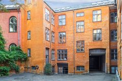 Freja Ejendomme solgte i 2022 en historisk ejendom i Fiolstræde 10 i Kbh K. til ejendomsselskabet Olav de Linde. Ejendommen havde senest fungeret som kontor og administration for Københavns Universitet og er nu omdannet til kontor og boliger.
