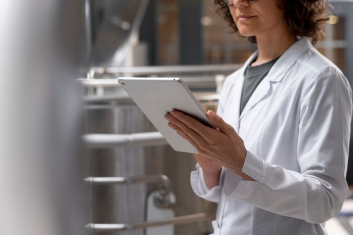 Ranlev Industri Automations nyeste løsning gør det muligt for fremstillingsvirksomheder at overvåge produktionen så nøjagtigt, at klimaaftrykket pr. produktenhed kan beregnes. Produktudviklingen er sket med hjælp fra Alexandra Instituttet i projektet Afkobling 2030.