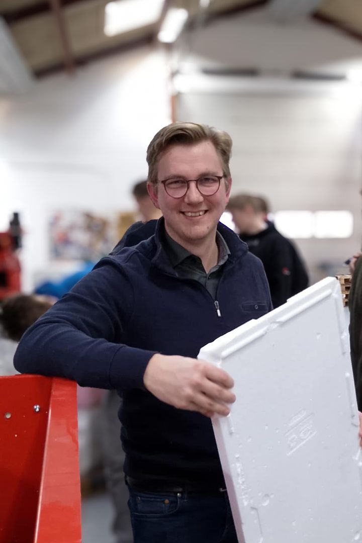 En vibrationssensor kan potentielt hjælpe med at forlænge levetiden på en maskine, forklarer Lasse Jepsen fra RUNI.