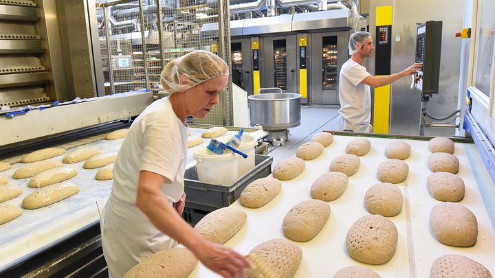 Danske bagerier smider årligt 2.500 tons brød og kager ud, men en ny AI-baseret software kan nedsætte mængden af spild.