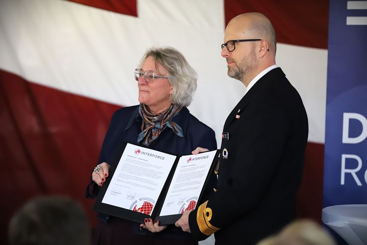 Administrerende direktør i Danske Rederier Anne H. Steffensen med den underskrevne sektoraftale sammen med Søren Kjeldsen, chef for Søværnskommandoen.