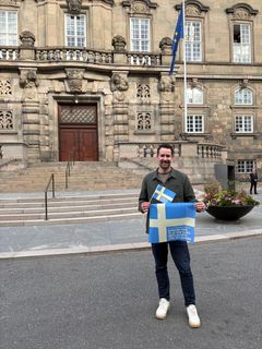 Ken Vanhoegaerden har selv delt flag ud i København fra morgenstunden - blandt andet ved Christiansborg. Flere politikere tog imod et flag.