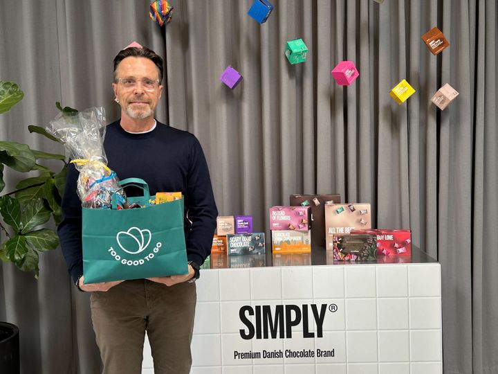 Vi kan turde tage chancer med nye varianter og sæsonvarer, fordi vi har sikkerhed for, at chokoladen finder vej til en forbruger. Det er en direkte investering i vores kreativitet og evne til at forny os," siger Niels Østenkær, administrerende direktør for Simply Chocolate.