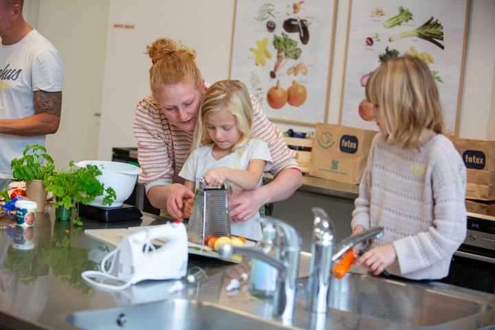 På Madspildsskolen får hver deltagerfamilie sin egen køkkenstation og arbejder med lykkeposer fyldt med overskudsmad fra Too Good To Go, som føtex distribuerer og leverer.