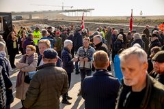 Solen skinnede, da mere end 1000 mennesker deltog i åbningen af Pilen.