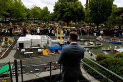 Transportminister Thomas Danielsen holdt tale ved indvielsen af den nye Femern-udstilling.