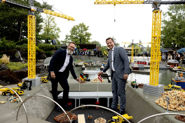 De to transportministre Thomas Danielsen og Claus Ruhe Madsen, Slesvig-Holsten, indviede Femern-udstillingen i Legoland ved at placere et dansk og tysk flag foran indgangen til Femern Bælt-tunnelen.