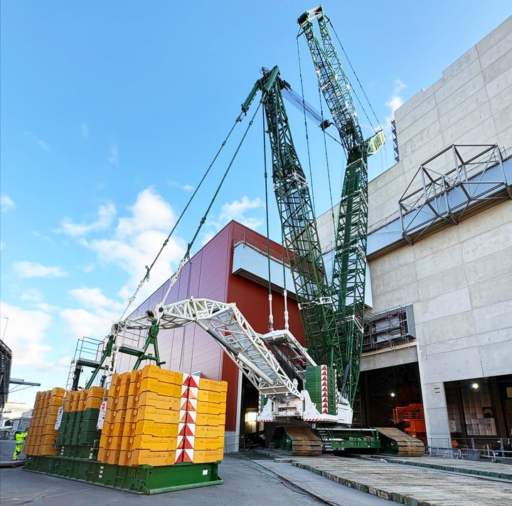En stor mobil bæltekran skal udvide Københavns Lufthavn Station.