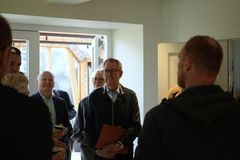 Efter talerne var der rundvisning på det nye Campus, som bl.a. består af 24 boliger, fælleshus, træningscenter og værksted.