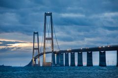 I løbet af december kan man opleve juletræerne lyse op i mørket på toppen af Storebæltsbroens pyloner. Træerne tændes hver aften ved mørkets frembrud og lyser frem til solopgang.